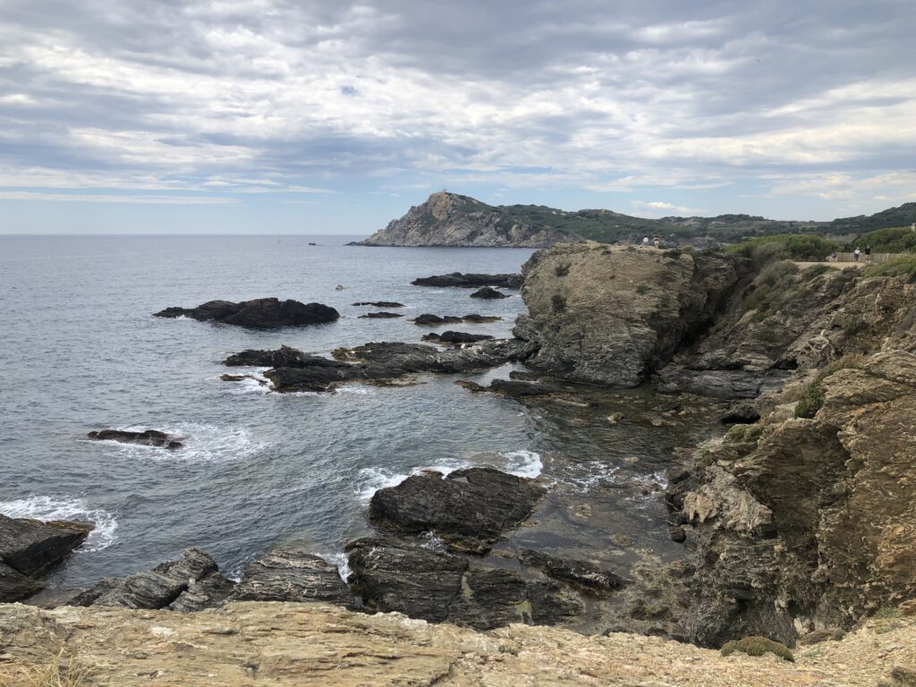 Paysage de mer plate au Gaou avec des rochers un beau ciel avec des nuages